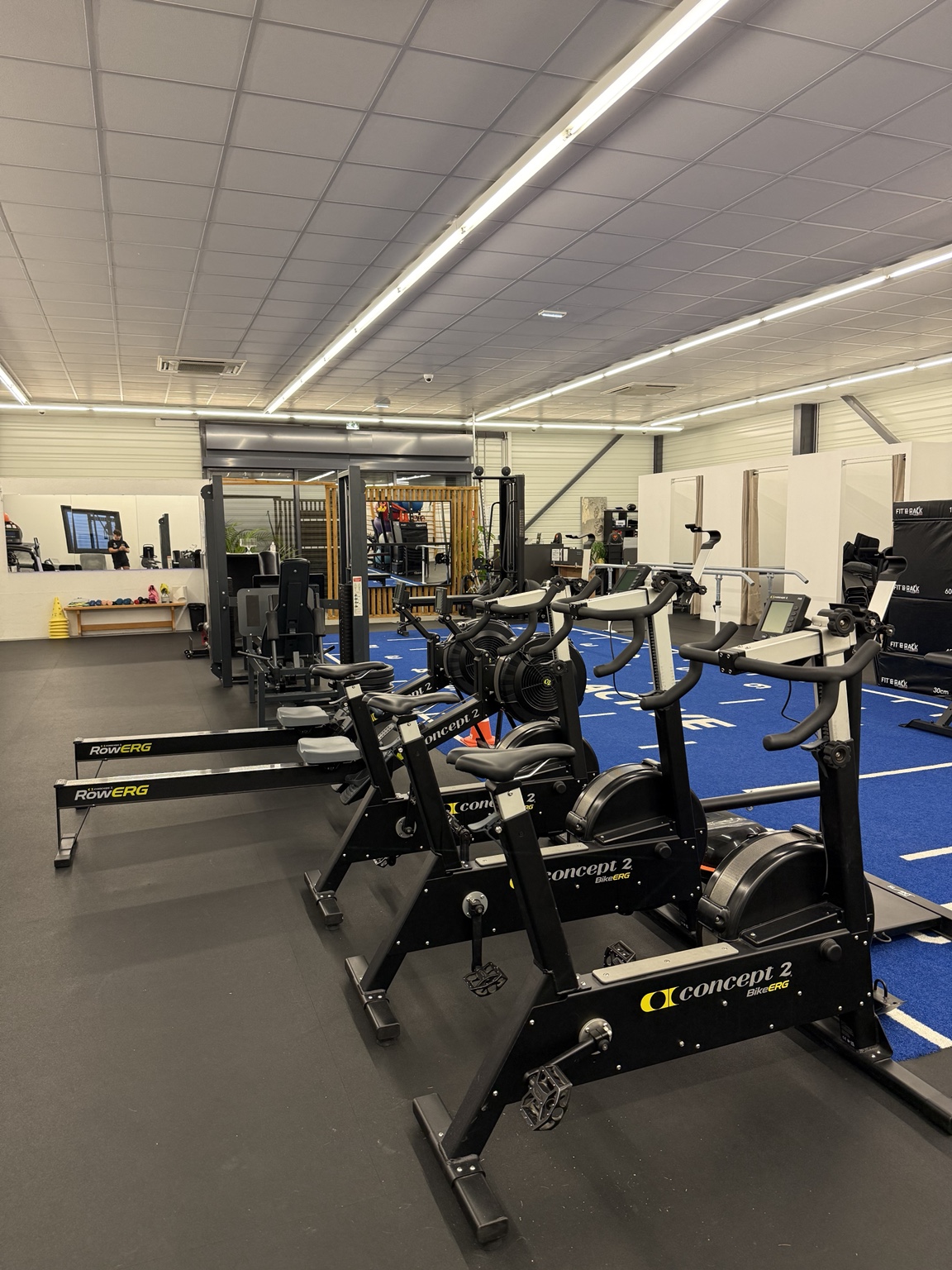 Les rameurs RowErg et vélos BikeErg du plateau Fit’Active, le long de la piste bleue