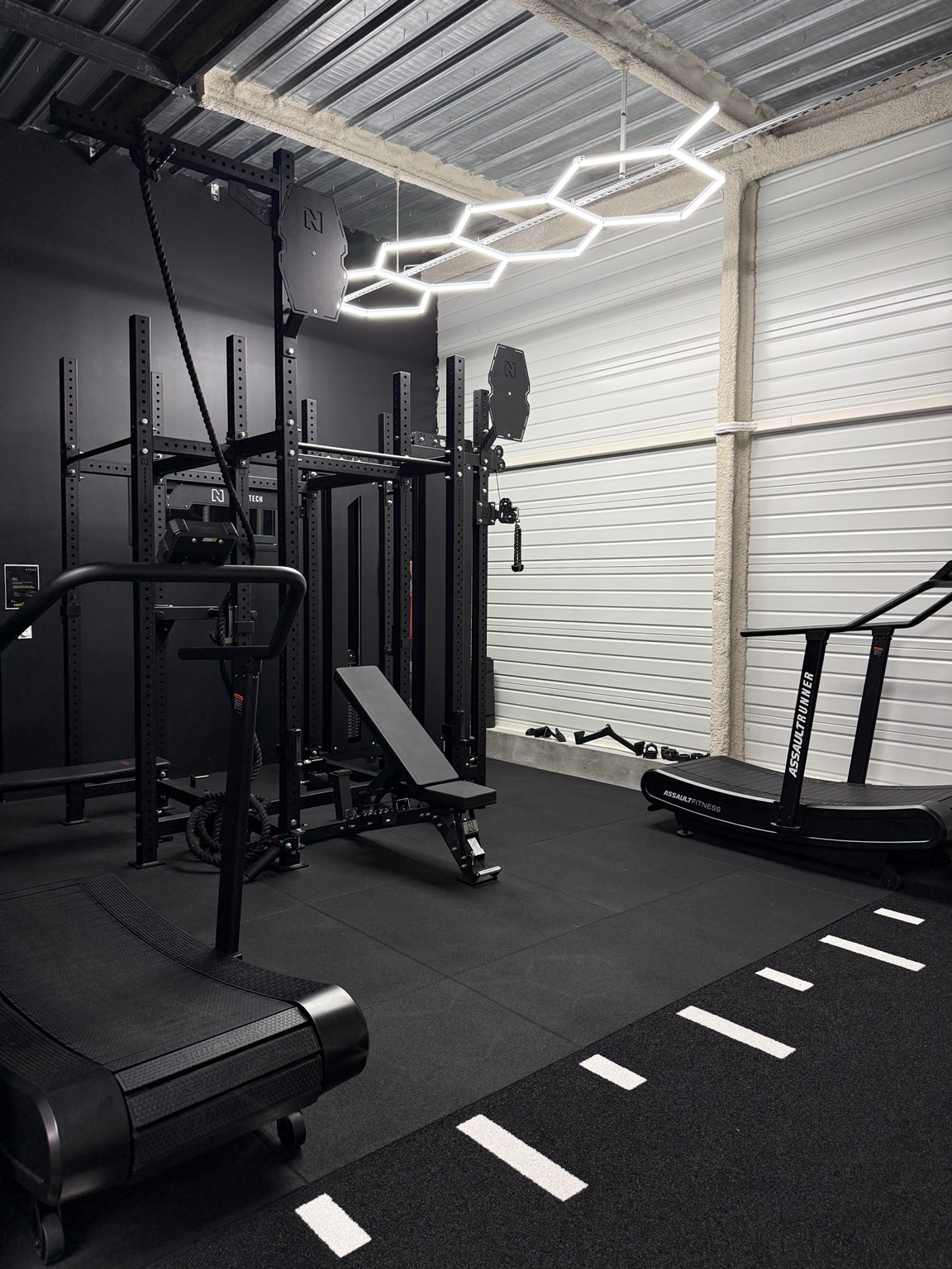 L’espace renforcement Fit’Active avec rack, poulies, banc et tapis AssaultRunner
