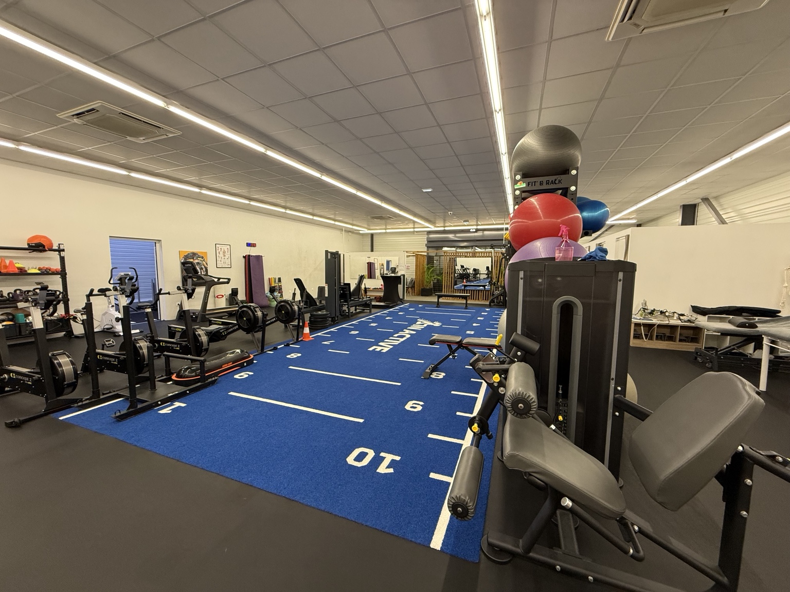 Vue d’ensemble du plateau Kin’Active et Fit’Active : piste bleue, ergomètres et machines de renforcement